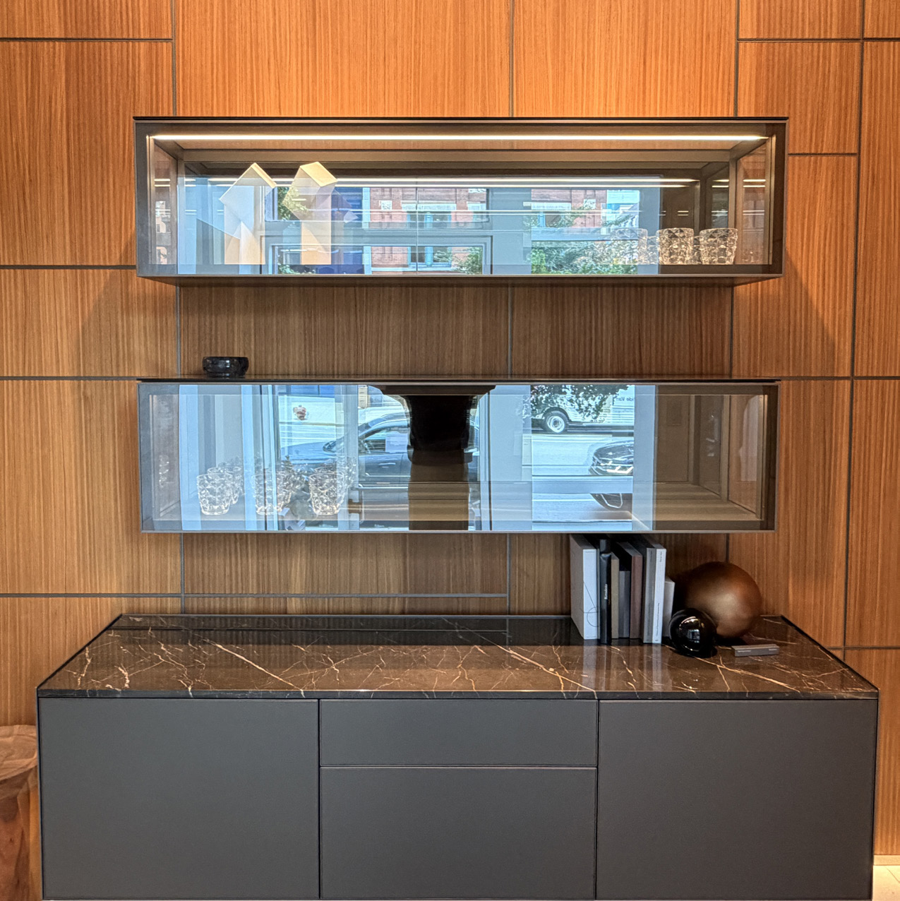 Alambra Horizontal Display Case - Image 1